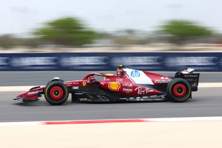 Formula 1 sınaqlarında qəribə hadisə: Avtobusun trekdə nə işi var?