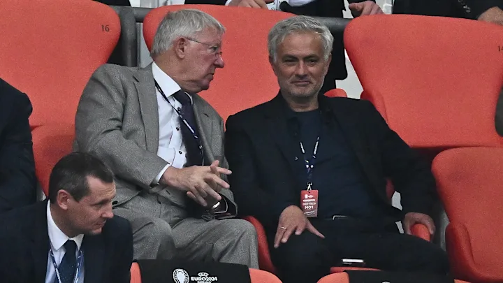 Görün Ser Aleks Mourinyo haqda nə yazıb: Kiçik bir qılıncla...