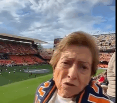 90 yaşlı xanım azarkeş ilk dəfə sevimli klubunun stadionuna gəldi – Təsirli VİDEO