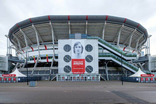 Stadionda əfsanənin heykəli qoyuldu – FOTO