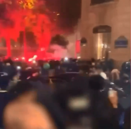 Parisdə xaos: Maşını azarkeşlərin üzərinə sürdülər, yaralılar var – VİDEO