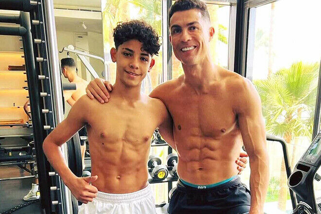 Ronaldo oğlu ilə yarıçılpaq FOTOSUNU paylaşdı: Ata necədirsə...