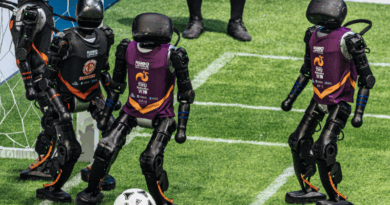 Tarixdə ilk: Robotlar futbol oynadılar - VİDEO