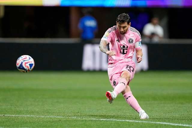 Messi Peleyə yaxınlaşdı