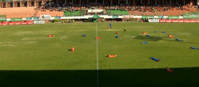 Oyun zamanı futbolçular hamısı yerə uzandı: Nə baş verib? – VİDEO