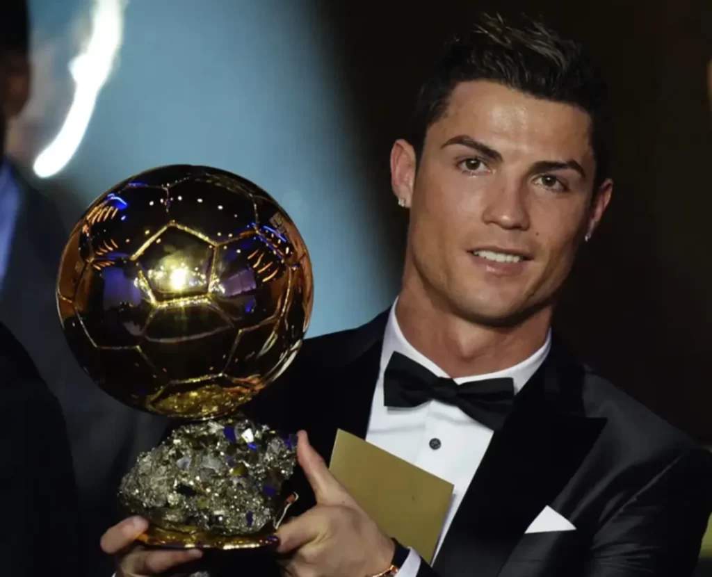 Ronaldo 2013-cü ildə qazandığı “Qızıl top”u satdı: Görün kim aldı – FOTO  