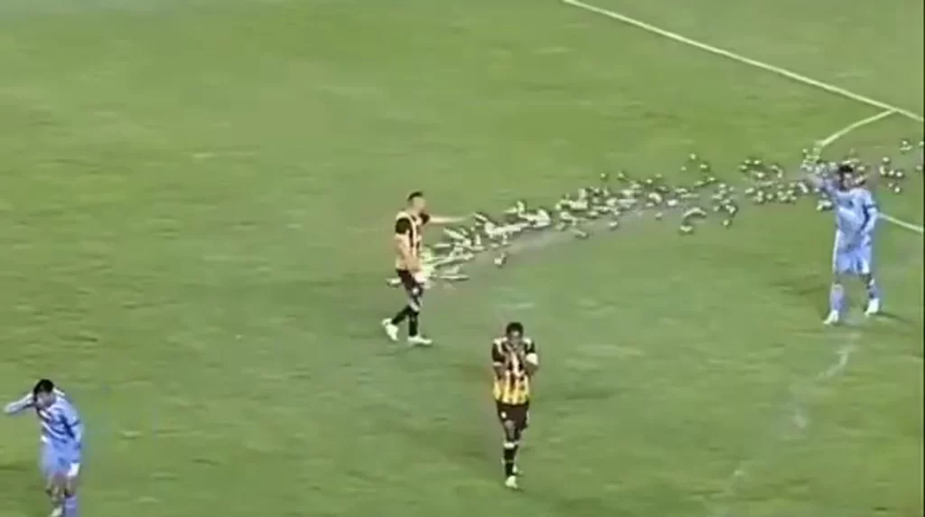 Meydanda dəhşət yaşandı: Futbolçular “yaylım atəşi”nə tutuldu – VİDEO