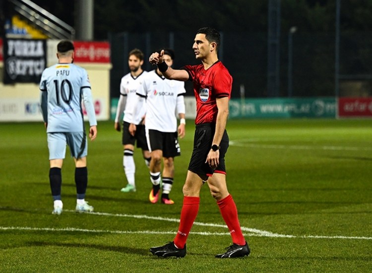 Əliyar Ağayev "Fiorentina"nın forvardını meydandan qovdu