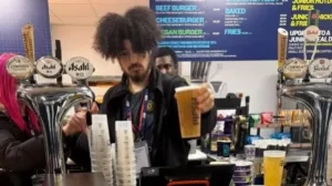 Derbidə “Yunayted” forması geyinən barmen işdən qovuldu – FOTO