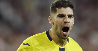 Azarkeşlər “İsrail qatildir” qışqırdılar: O, meydana çıxanda