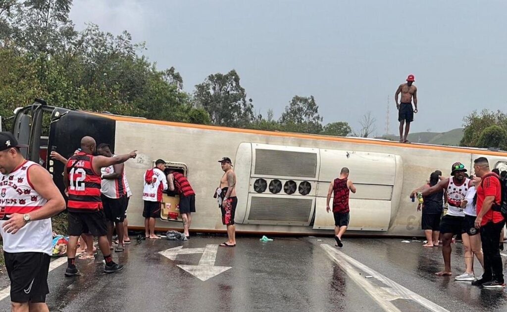 Azarkeşləri aparan avtobus aşdı