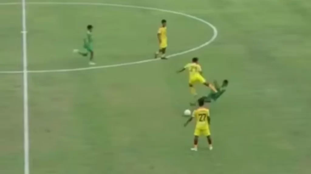 Ömürlük futboldan uzaqlaşdırıldı: Rəqibinə elə zərbə vurdu ki... - VİDEO