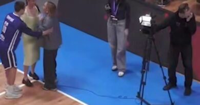 Basketbolçu məşq zamanı iki qadınla belə toqquşdu – VİDEO