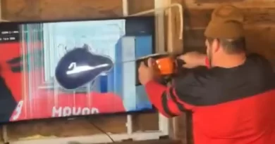 Yığma məğlub oldu, azarkeş hirsini belı soyutdu - VİDEO