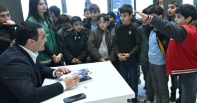 Gəncədə tanınmış güləşçilərin imza günləri keçirilir