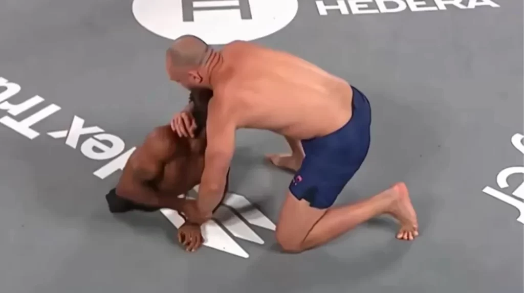MMA-də yenilik: Ayaqları olmayan rəqibi ilə döyüşdü - FOTO/VİDEO