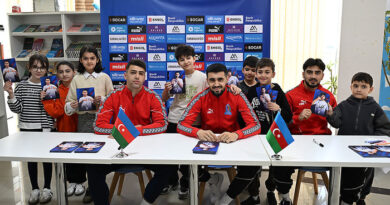 Millinin futbolçuları azarkeşlərlə görüşüblər