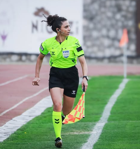 Türkiyədə futbolçular qadın hakimi yıxdılar, qalxmağa kömək etmədilər – FOTO