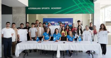 Millinin futbolçuları azarkeşlərlə görüşüblər