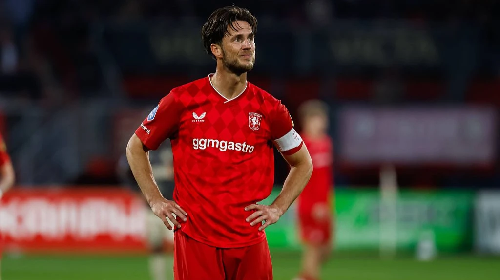 Məşhur futbolçu karyerasını bitirir