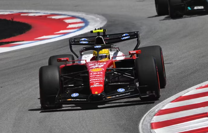 Təəssüf ki, məndə ağ rəngdədir – Hemilton “Ferrari”də nədən məmnun deyil?