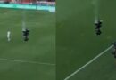 Matç zamanı dəhşətli anlar: Kamera meydana çırpıldı - VİDEO