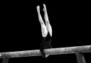 Məşhur gimnast sevgilisini döydü