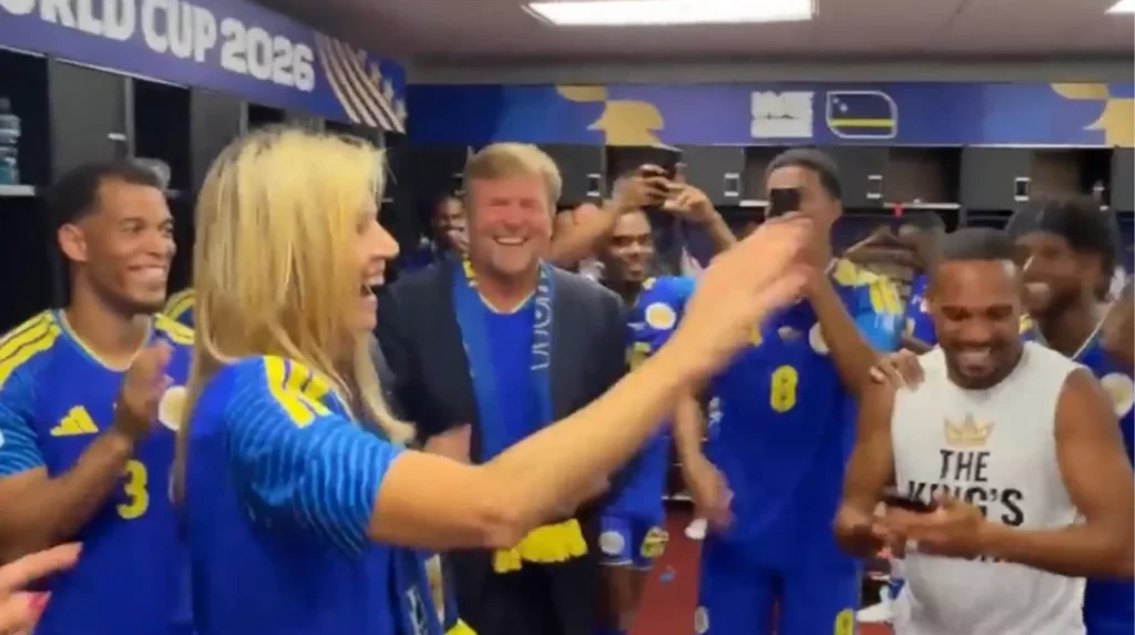 Kral və kraliça da futbolçulara qoşulub oynadılar – VİDEO