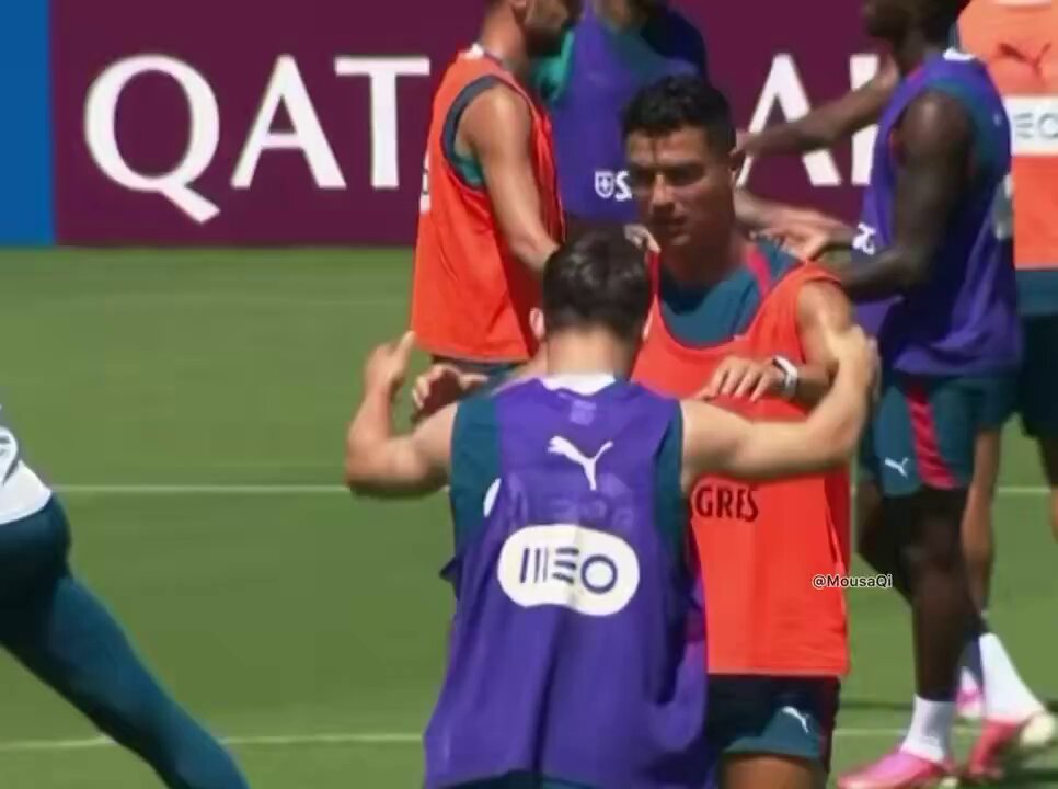 Ronaldo məşqdə onun qarşısında diz çökdü – VİDEO