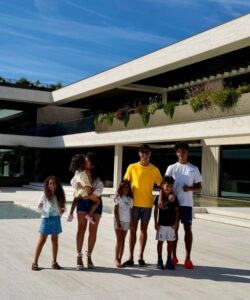 Portuqaliyaya qayıdan Ronaldo ailə FOTOSUNU paylaşdı