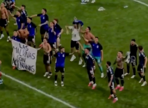 Messi və dostları bu banneri açdılar, İngiltərəyə mesaj göndərdilər – FOTO 2 Messi və dostları bu banneri açdılar, İngiltərəyə mesaj göndərdilər – FOTO