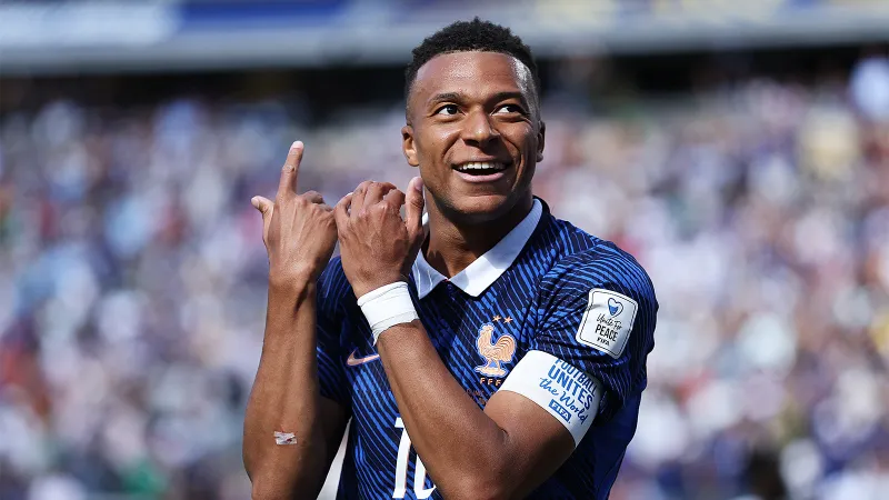 Mbappe Keynə çatdı, Ronaldoya əlcək atdı