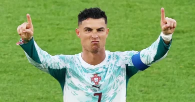 Minlərlə azarkeş otelin qarşısına toplaşdı, Ronaldo eyvana çıxdı və... – VİDEO