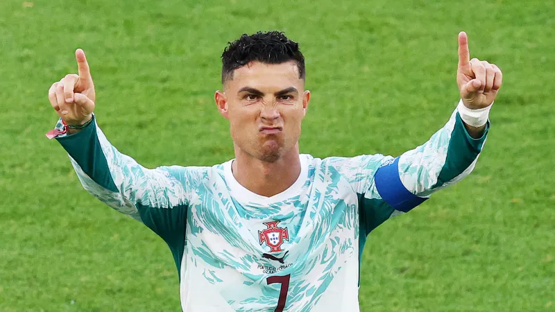 Minlərlə azarkeş otelin qarşısına toplaşdı, Ronaldo eyvana çıxdı və... – VİDEO